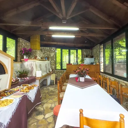 לינה וארוחת בוקר Nefeles נאוכורי